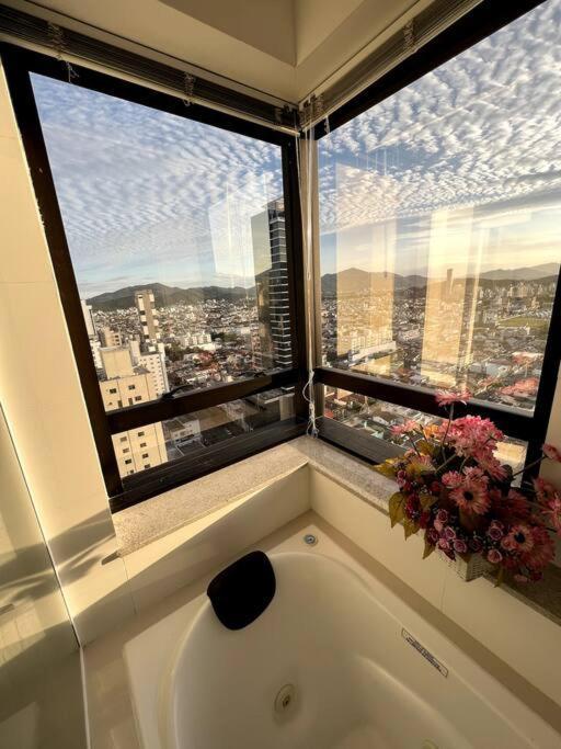 Apartamento No Centro, Com Vista Mar E Cristo Luz Balneário Camboriú Exterior foto